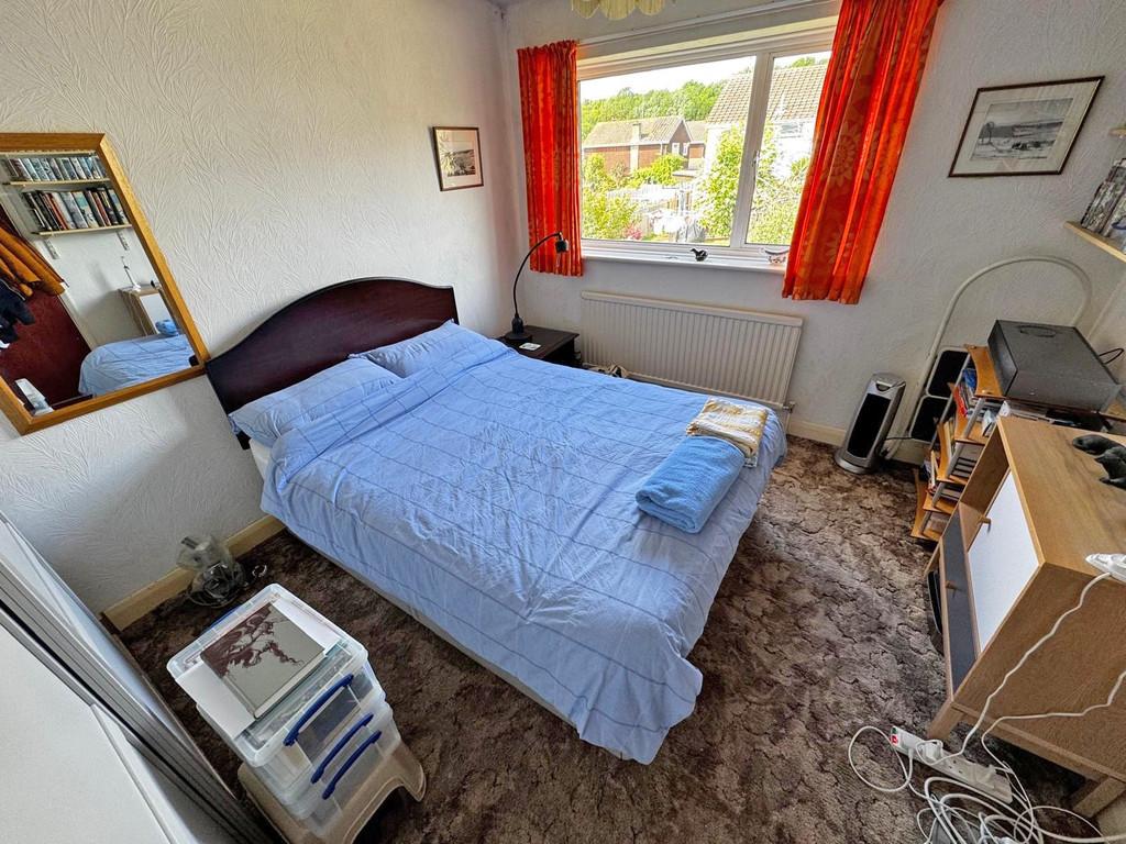 Second bedroom (1)