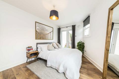 2 bedroom flat to rent, Hydethorpe Road, London SW12