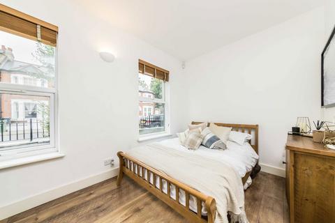 2 bedroom flat to rent, Hydethorpe Road, London SW12