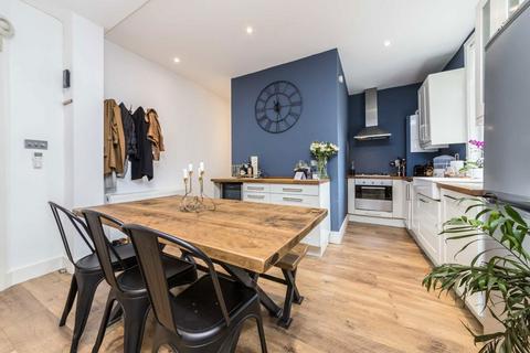 2 bedroom flat to rent, Hydethorpe Road, London SW12