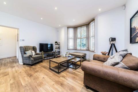 2 bedroom flat to rent, Hydethorpe Road, London SW12