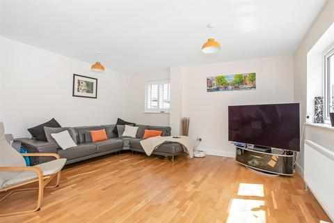 111 Valley Road, Kenley, CR8 5BY