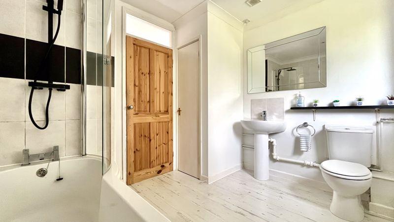 En-Suite to Bedroom