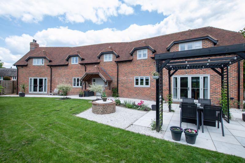 Garden to front of