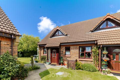 2 bedroom semi-detached bungalow for sale, Meadow View, Cleethorpes DN35