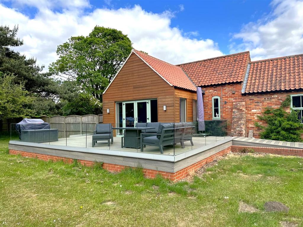 Raised Outdoor Entertainment Space 722