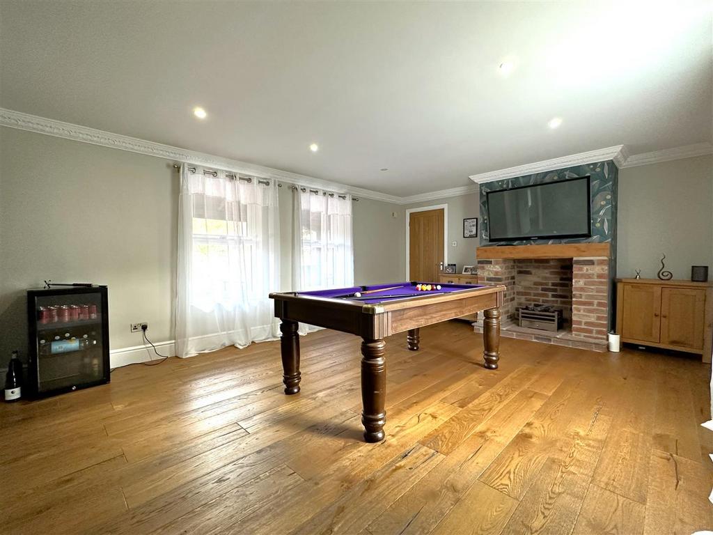 Large Living Room 022