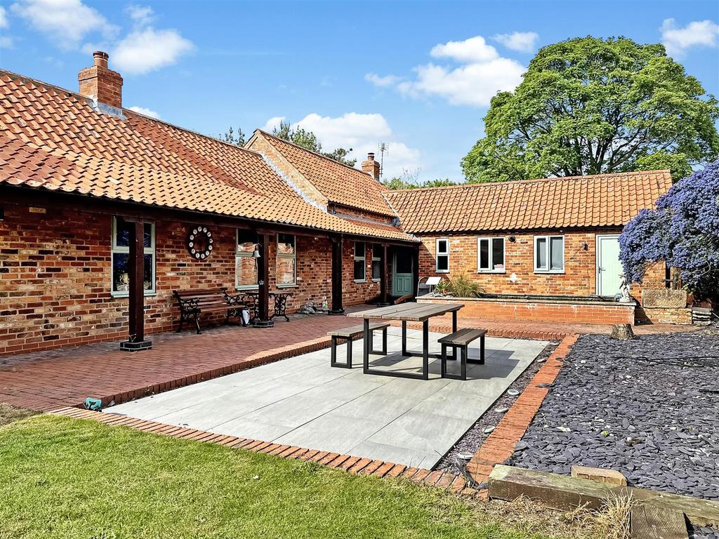Rear Aspect Into Annexe 748