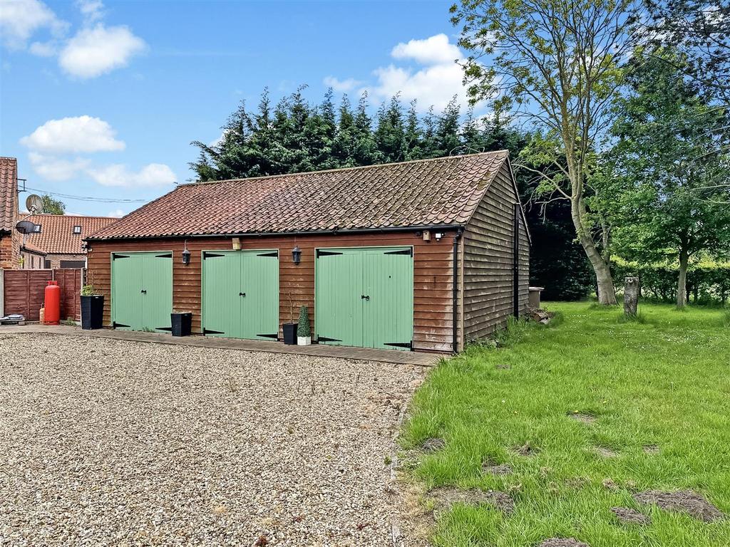 Detached Triple Garaging 694
