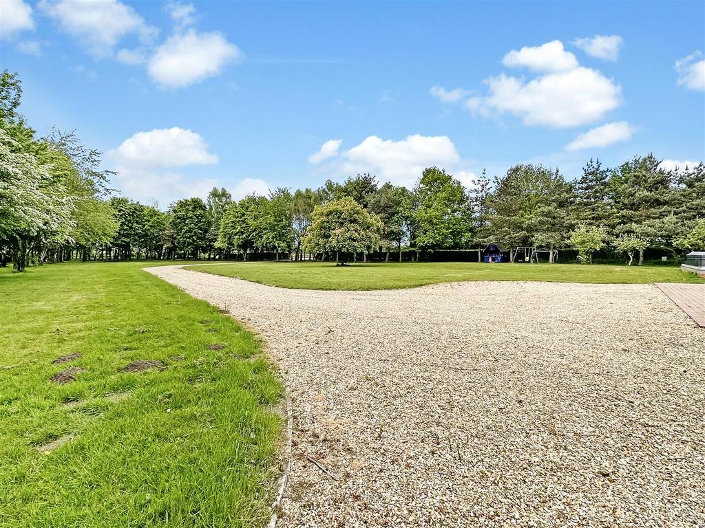 Substantial Gravelled Driveway 698