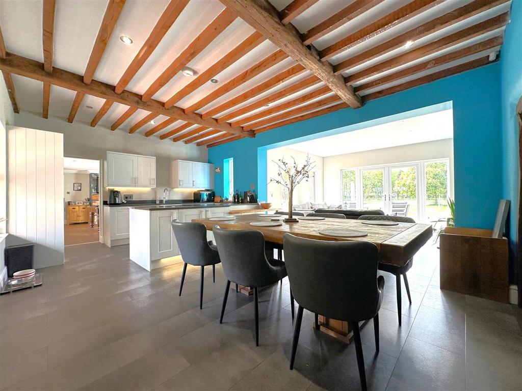 OPEN-PLAN Living/ Dining Kitchene 653