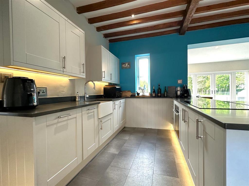 Stylish Modern Kitchen 636