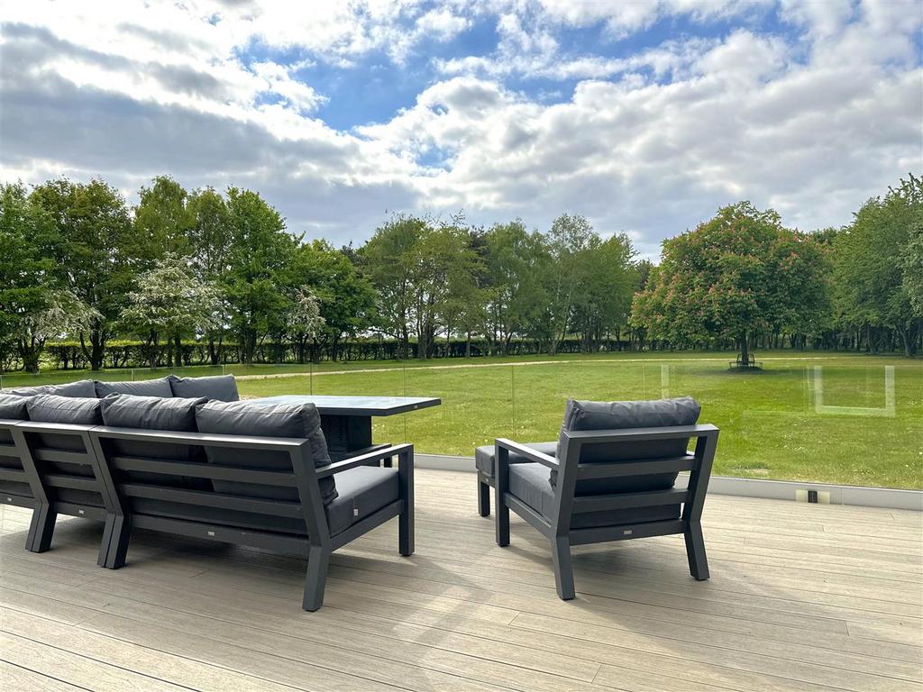 Raised Decked Seating Area 682