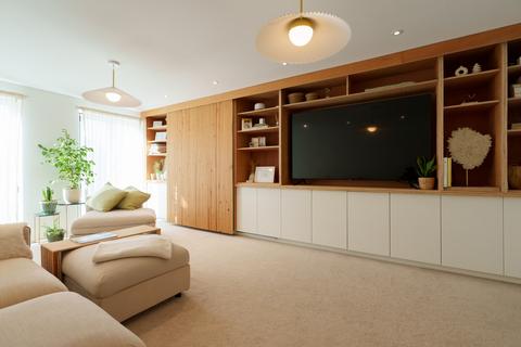 4 bedroom terraced house for sale, Woodford Road, London, E18