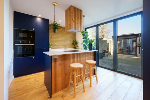 4 bedroom terraced house for sale, Woodford Road, London, E18