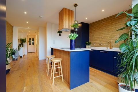 4 bedroom terraced house for sale, Woodford Road, London, E18
