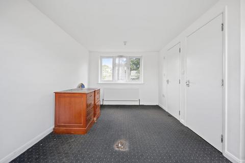 4 bedroom terraced house to rent, Lawrence Avenue, London E12