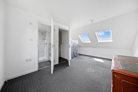 4 bedroom terraced house to rent, Lawrence Avenue, London E12