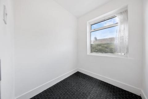 4 bedroom terraced house to rent, Lawrence Avenue, London E12