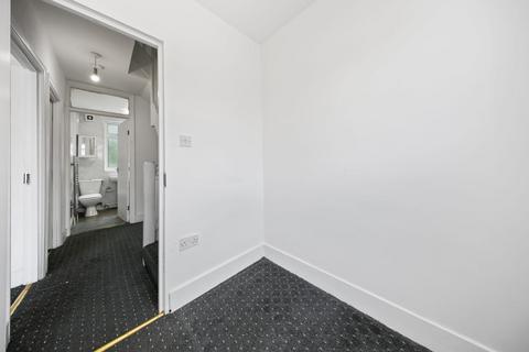 4 bedroom terraced house to rent, Lawrence Avenue, London E12