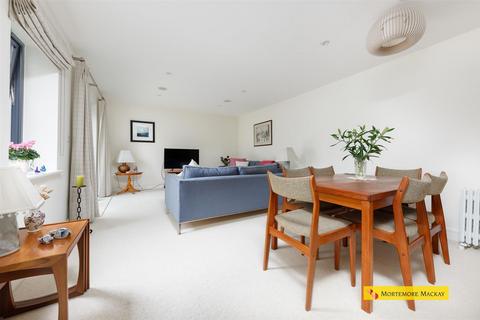 5 Henrietta Gardens, London, N21 3BF