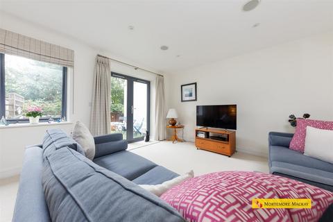 5 Henrietta Gardens, London, N21 3BF