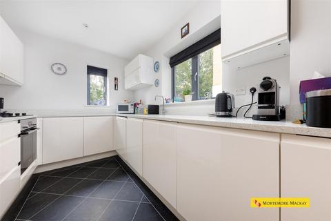 5 Henrietta Gardens, London, N21 3BF
