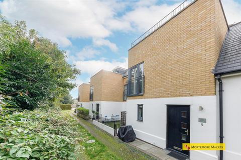 5 Henrietta Gardens, London, N21 3BF