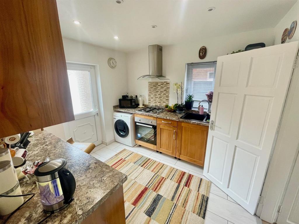 Kitchen 2.jpg