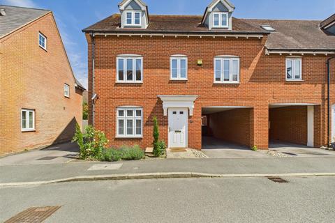 5 bedroom semi-detached house for sale, Petronel Road, Aylesbury HP19