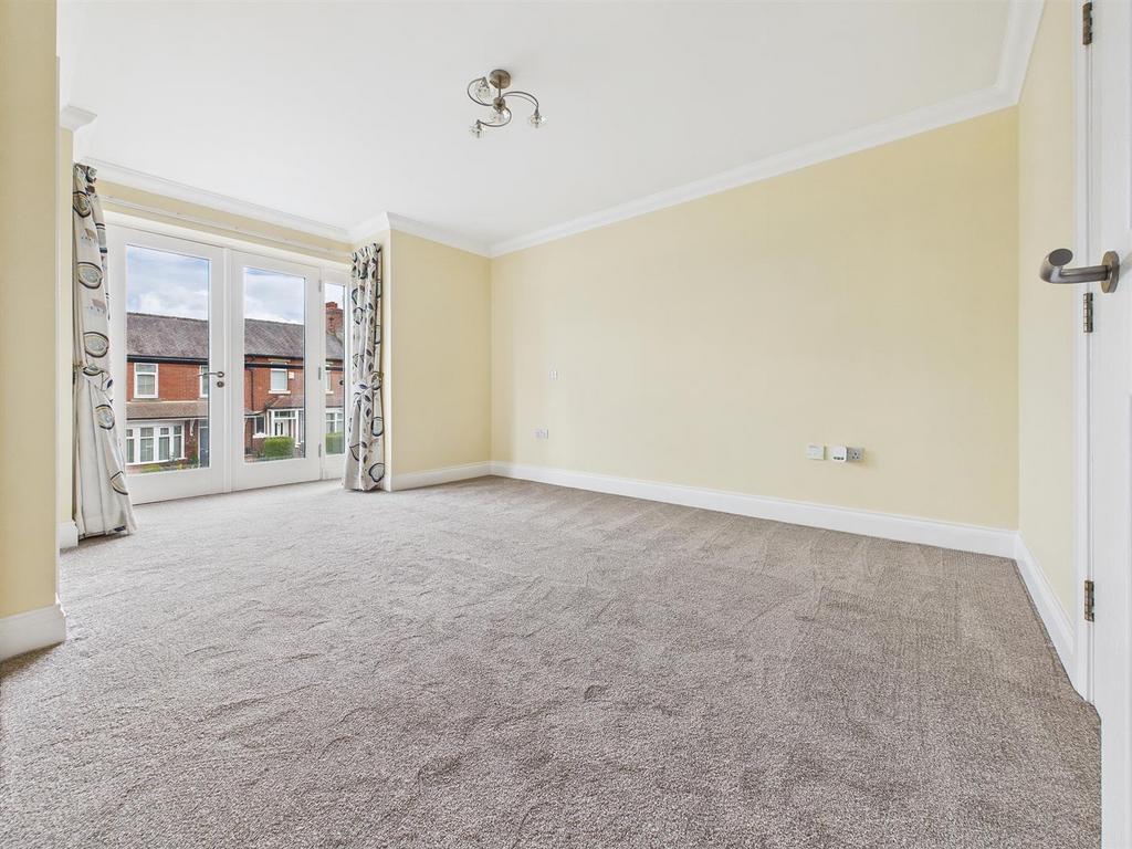 CAM02655 G0-PR0313-STILL002 alt.jpg