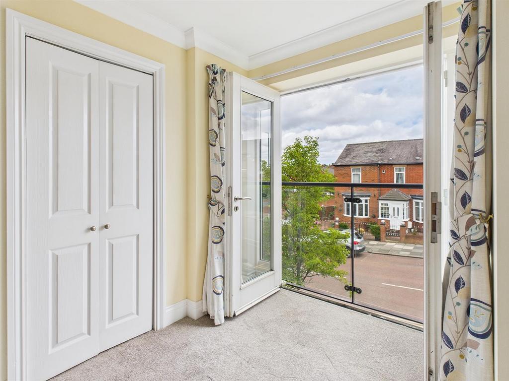 CAM02655 G0-PR0313-STILL012 alt.jpg