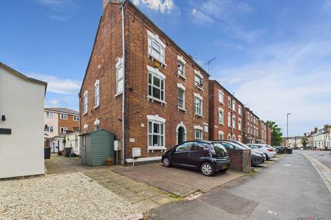 2 bedroom end of terrace house to rent, Park End Road, Gloucester GL1