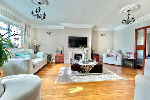 6 Compton Drive, Eastbourne, BN20 8BU