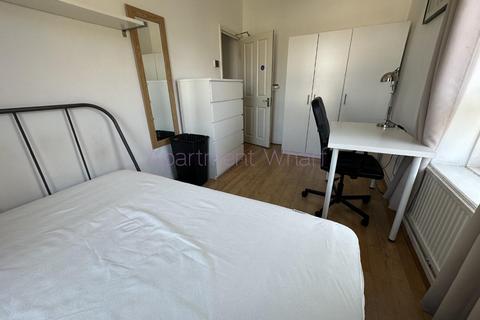 1 bedroom in a flat share to rent, Grenada House Limehouse Causeway    (Westferry ), London, E14