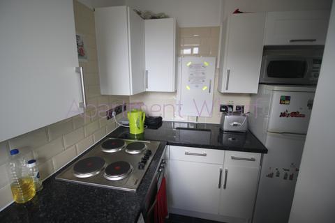1 bedroom in a flat share to rent, Grenada House Limehouse Causeway    (Westferry ), London, E14