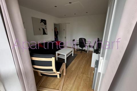 1 bedroom in a flat share to rent, Grenada House Limehouse Causeway    (Westferry ), London, E14