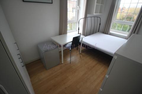 1 bedroom in a flat share to rent, Grenada House Limehouse Causeway    (Westferry ), London, E14