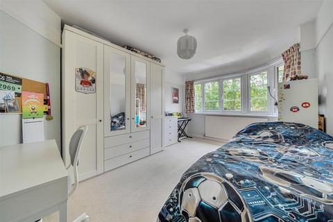 17 Cheyne Hill, Surbiton, KT5 8BL