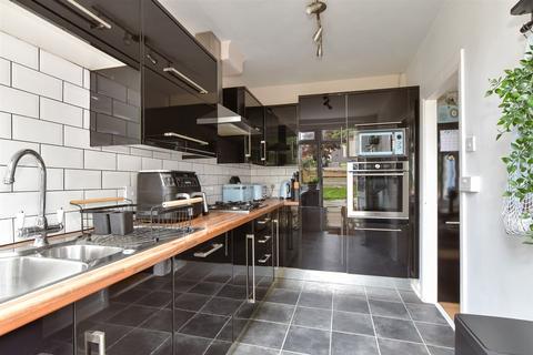 2 bedroom terraced house for sale, Elm Avenue, Chatham ME4