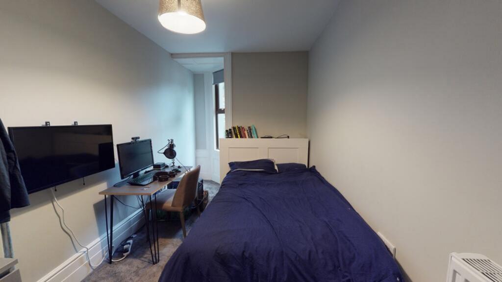 A cozy double bedroom featuring a comfortable b...