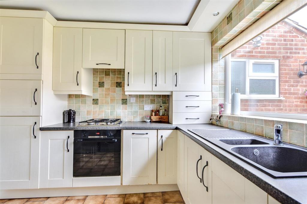 Kitchen 2.jpeg