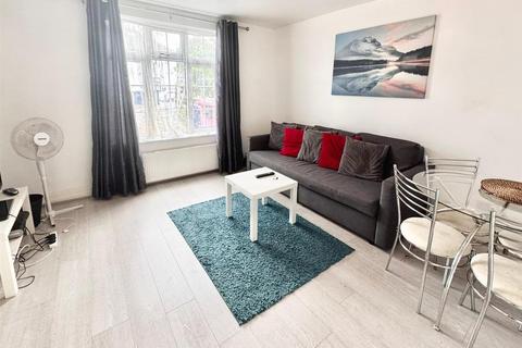 3 bedroom terraced house to rent, Walter Walk, Edgware
