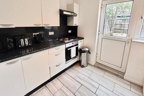 3 bedroom terraced house to rent, Walter Walk, Edgware