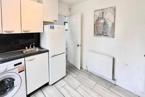 3 bedroom terraced house to rent, Walter Walk, Edgware