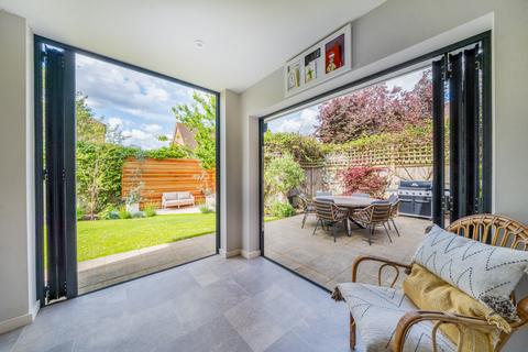 25 Forster Road, Guildford, GU2 9AE