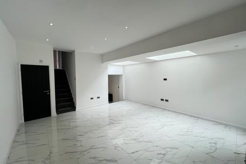 3 bedroom maisonette to rent, Palmerston Crescent, London