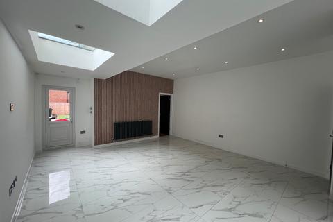 3 bedroom maisonette to rent, Palmerston Crescent, London