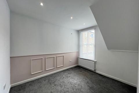 3 bedroom maisonette to rent, Palmerston Crescent, London