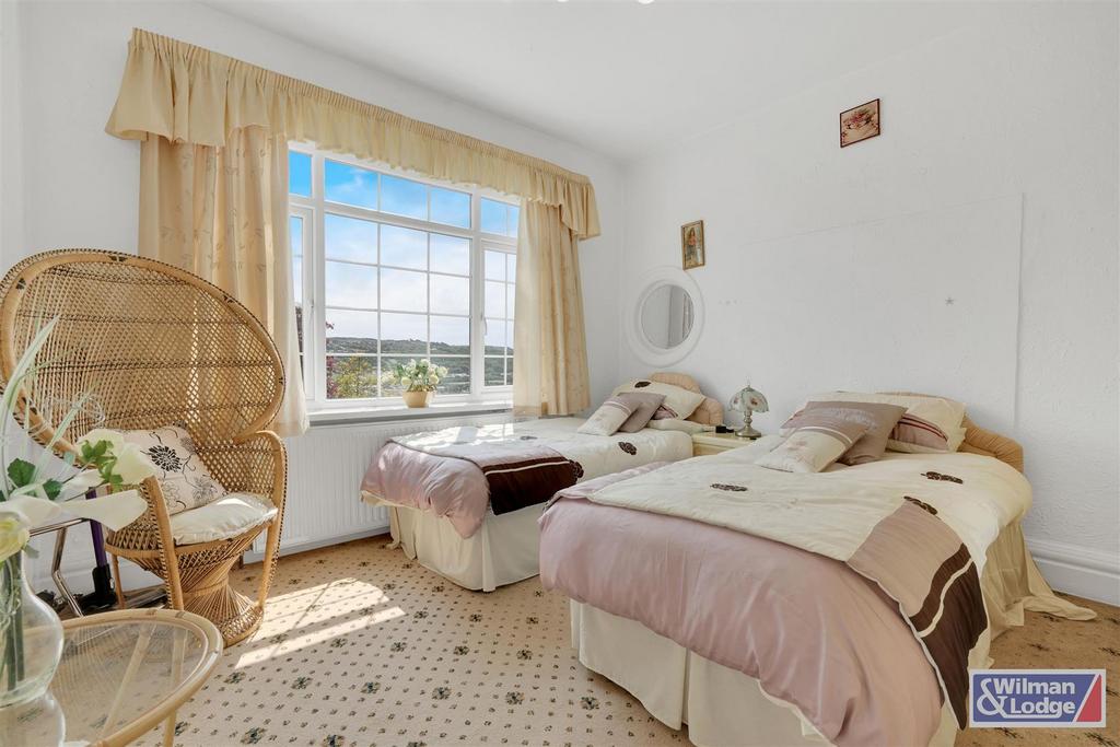 5 Bed Semi Detached property in Riddlesden